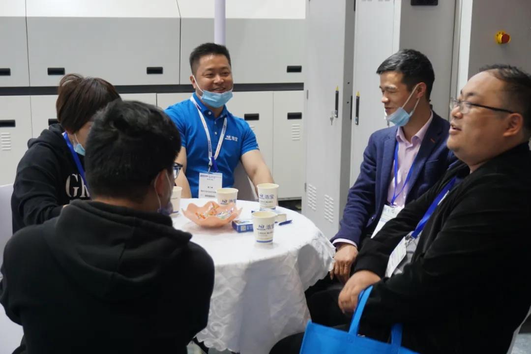 浩寶技術(shù)展位參觀客戶進行業(yè)務(wù)洽談2