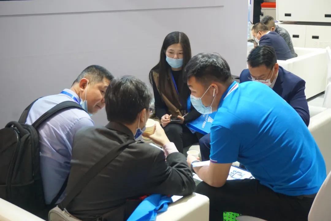 浩寶技術(shù)展位參觀客戶進行業(yè)務(wù)洽談3
