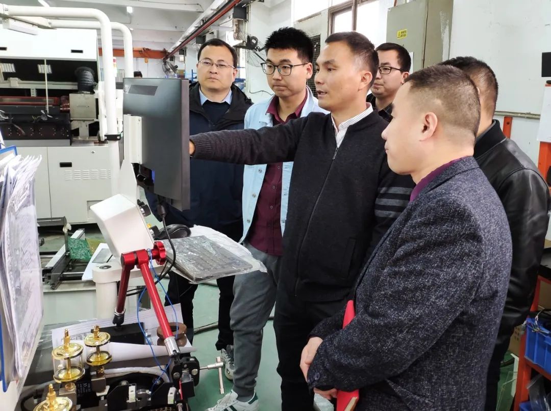 華中科技大學(xué)吳懿平教授、青島海信嘉賓參觀浩寶工廠交流