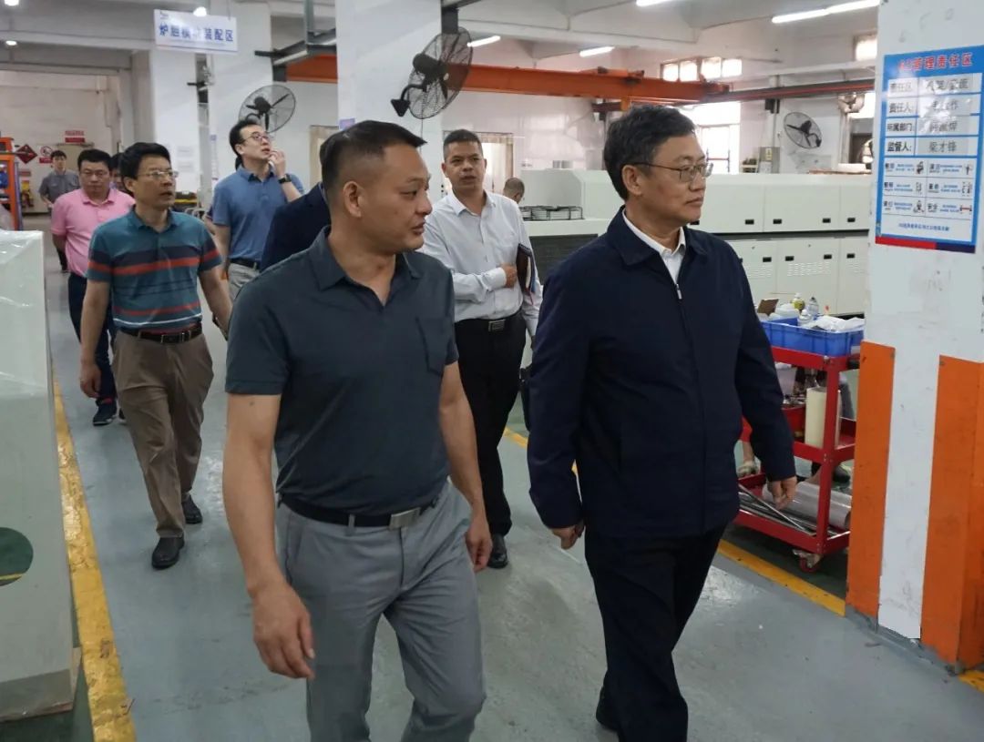 浩寶李錦暉董事長向趙適劍書記介紹新一代半導體裝備情況