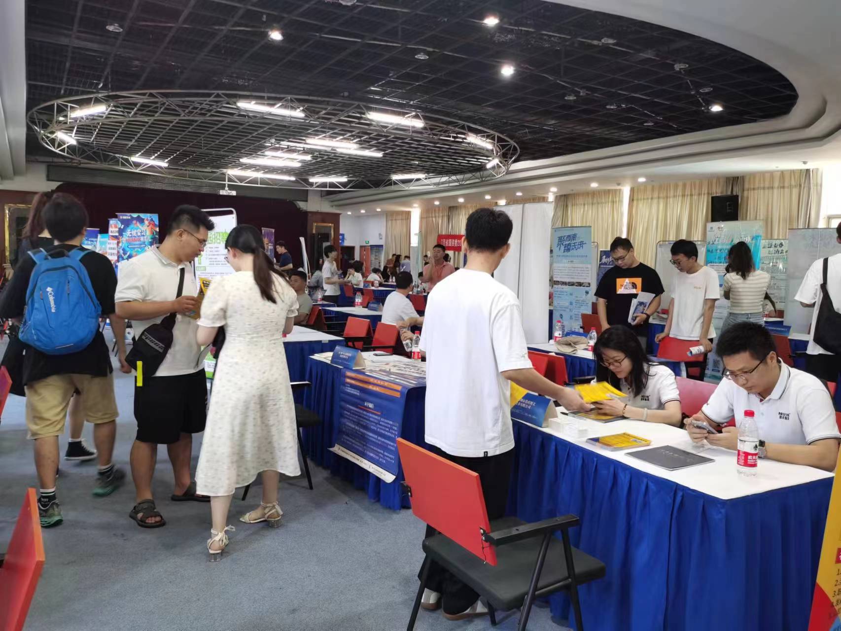 浩寶參加中南大學(xué)招聘雙選會交流